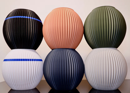 Für Briganta – Linea Pure Edition:

Briganta Vase in Steingrau – matt, ruhig und elegant aus nachhaltigem Biokunststoff PLA
Minimalistische Vase für Trockenblumen – 3D-gedruckt im Bregenzerwald
Briganta in Tiefseeblau – moderner Farbakzent mit organischer Formensprache
Briganta als dezentes Designobjekt – verbindet Handwerk und zeitgenössisches Wohnen