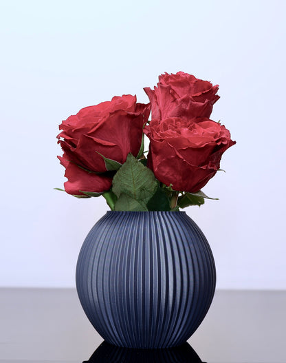 Für Briganta – Linea Pure Edition:

Briganta Vase in Steingrau – matt, ruhig und elegant aus nachhaltigem Biokunststoff PLA
Minimalistische Vase für Trockenblumen – 3D-gedruckt im Bregenzerwald
Briganta in Tiefseeblau – moderner Farbakzent mit organischer Formensprache
Briganta als dezentes Designobjekt – verbindet Handwerk und zeitgenössisches Wohnen