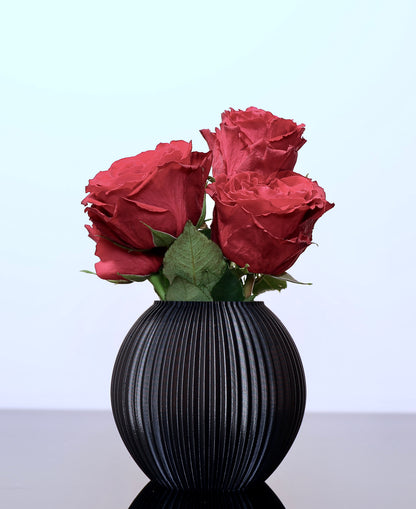 Für Briganta – Linea Pure Edition:

Briganta Vase in Steingrau – matt, ruhig und elegant aus nachhaltigem Biokunststoff PLA
Minimalistische Vase für Trockenblumen – 3D-gedruckt im Bregenzerwald
Briganta in Tiefseeblau – moderner Farbakzent mit organischer Formensprache
Briganta als dezentes Designobjekt – verbindet Handwerk und zeitgenössisches Wohnen