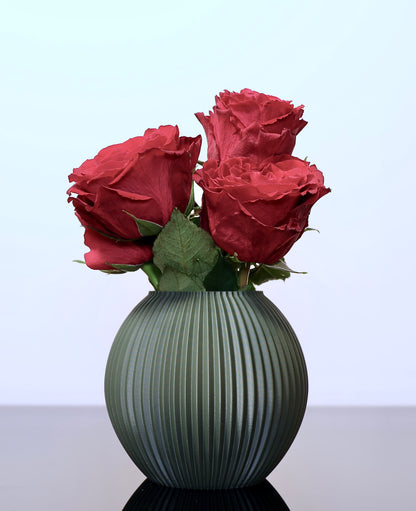 Für Briganta – Linea Pure Edition:

Briganta Vase in Steingrau – matt, ruhig und elegant aus nachhaltigem Biokunststoff PLA
Minimalistische Vase für Trockenblumen – 3D-gedruckt im Bregenzerwald
Briganta in Tiefseeblau – moderner Farbakzent mit organischer Formensprache
Briganta als dezentes Designobjekt – verbindet Handwerk und zeitgenössisches Wohnen