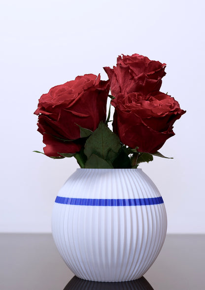 Briganta Vase in Schwarz-Blau – inspiriert vom Juppenhandwerk aus dem Bregenzerwald
PLA-Vase Briganta aus Biokunststoff mit feinen Details – traditionelle Farbgebung, modern interpretiert
Dekorative Vase aus 3D-Druck – regionales Designobjekt mit Charakter
Briganta auf Sideboard – stilvoller Akzent für traditionelle und moderne Räume