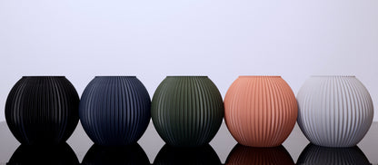 Für Briganta – Linea Pure Edition:

Briganta Vase in Steingrau – matt, ruhig und elegant aus nachhaltigem Biokunststoff PLA
Minimalistische Vase für Trockenblumen – 3D-gedruckt im Bregenzerwald
Briganta in Tiefseeblau – moderner Farbakzent mit organischer Formensprache
Briganta als dezentes Designobjekt – verbindet Handwerk und zeitgenössisches Wohnen
