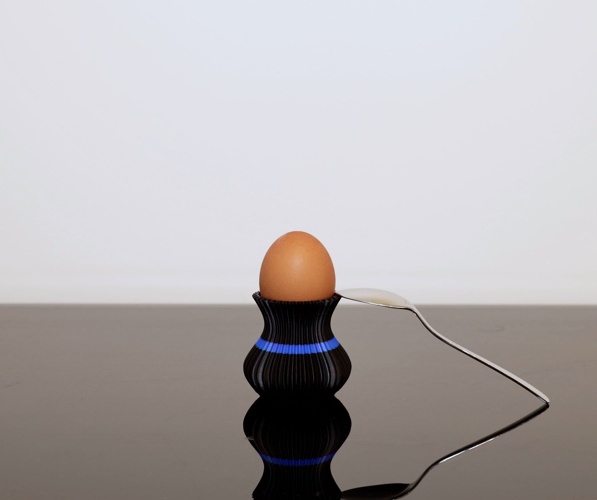 Design Eierbecher aus PLA – OVO in Juppen Design aus dem 3D-Drucker

Moderner Eierbecherhalter auf Frühstückstisch – stylisches PLA-Accessoire

Eierbecher in  Juppen-Edition – umweltfreundlich und stabil

OVO Eierbecher mit Ei – organische Form für sicheren Stand