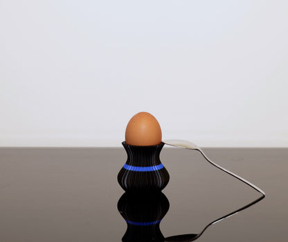 Design Eierbecher aus PLA – OVO in Juppen Design aus dem 3D-Drucker

Moderner Eierbecherhalter auf Frühstückstisch – stylisches PLA-Accessoire

Eierbecher in  Juppen-Edition – umweltfreundlich und stabil

OVO Eierbecher mit Ei – organische Form für sicheren Stand