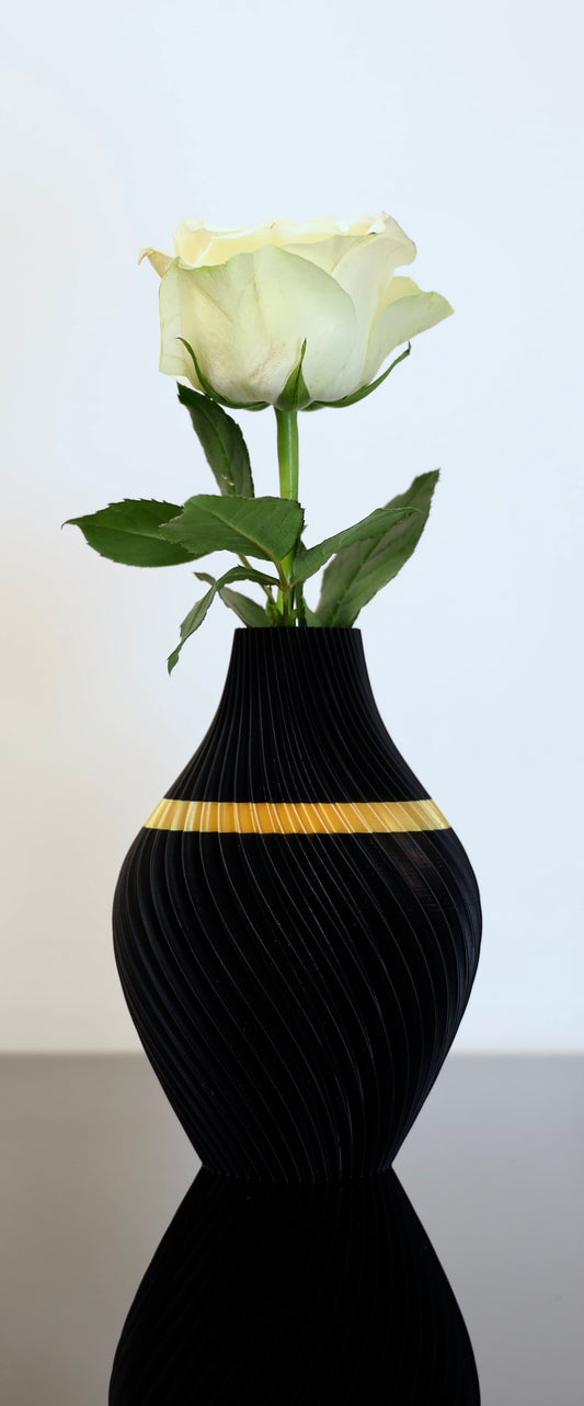 Aurora Duftvase in Schwarz-Gold – elegantes PLA-Design mit feiner Juppenstruktur für ätherische Öle & Trockenblumen

PLA-Duftvase Aurora – festlich & stilvoll in Schwarz mit goldenen Akzenten

Aurora Juppen-Edition auf Regal – duftend, dekorativ und handgefertigt aus Biokunststoff

Schwarz-goldene Aurora – sinnlich inszeniert mit traditionellem Bregenzerwälder Flair