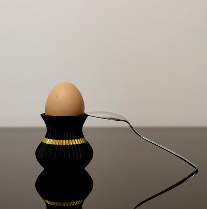 OVO Eierbecher in Schwarz-Gold – stilvoller Frühstückshelfer im edlen PLA-Gewand

PLA-Eierbecher mit Juppenstruktur – traditionell inspiriert, modern umgesetzt

OVO auf Frühstückstisch – glänzender Akzent in Schwarz und Gold

Eleganter Juppen-Eierbecher – kompakt, stabil und ein echter Hingucker