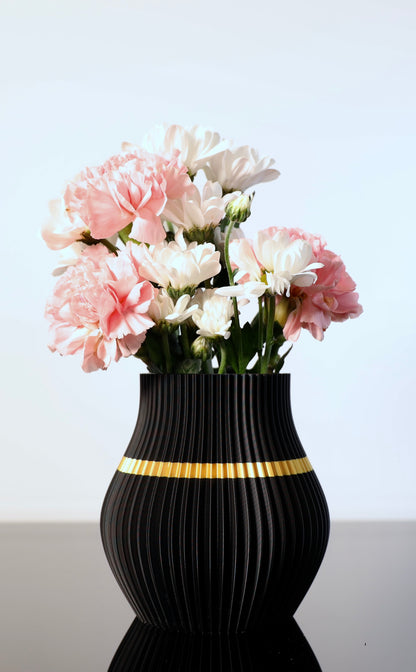 Volumia klein in Schwarz-Gold – kompakter Designklassiker im Juppenstil für stilvolle Akzente

Schwarz-goldene Juppen-Vase – PLA-Vase mit feiner Struktur und festlichem Ausdruck

Volumia klein auf Regal – handgefertigt, edel & inspiriert vom Bregenzerwald

Kleine PLA-Vase mit goldenen Highlights – zeitloses Design für besondere Anlässe