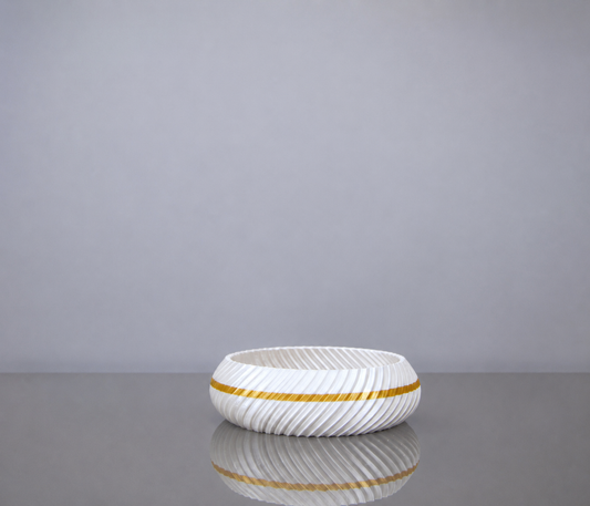 Moderne weiße 3D-gedruckte Dekoschale mit goldenem Akzent und geriffeltem Design als stilvolle Wohnraum-Dekoration.