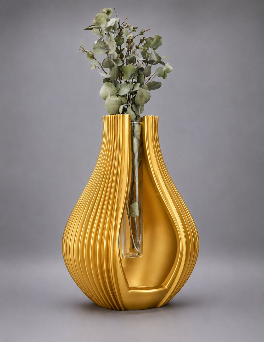 Silena Gold – moderne Designvase in edler Goldoptik mit Eukalyptuszweigen von Wälder Create, gefertigt im Bregenzerwald.