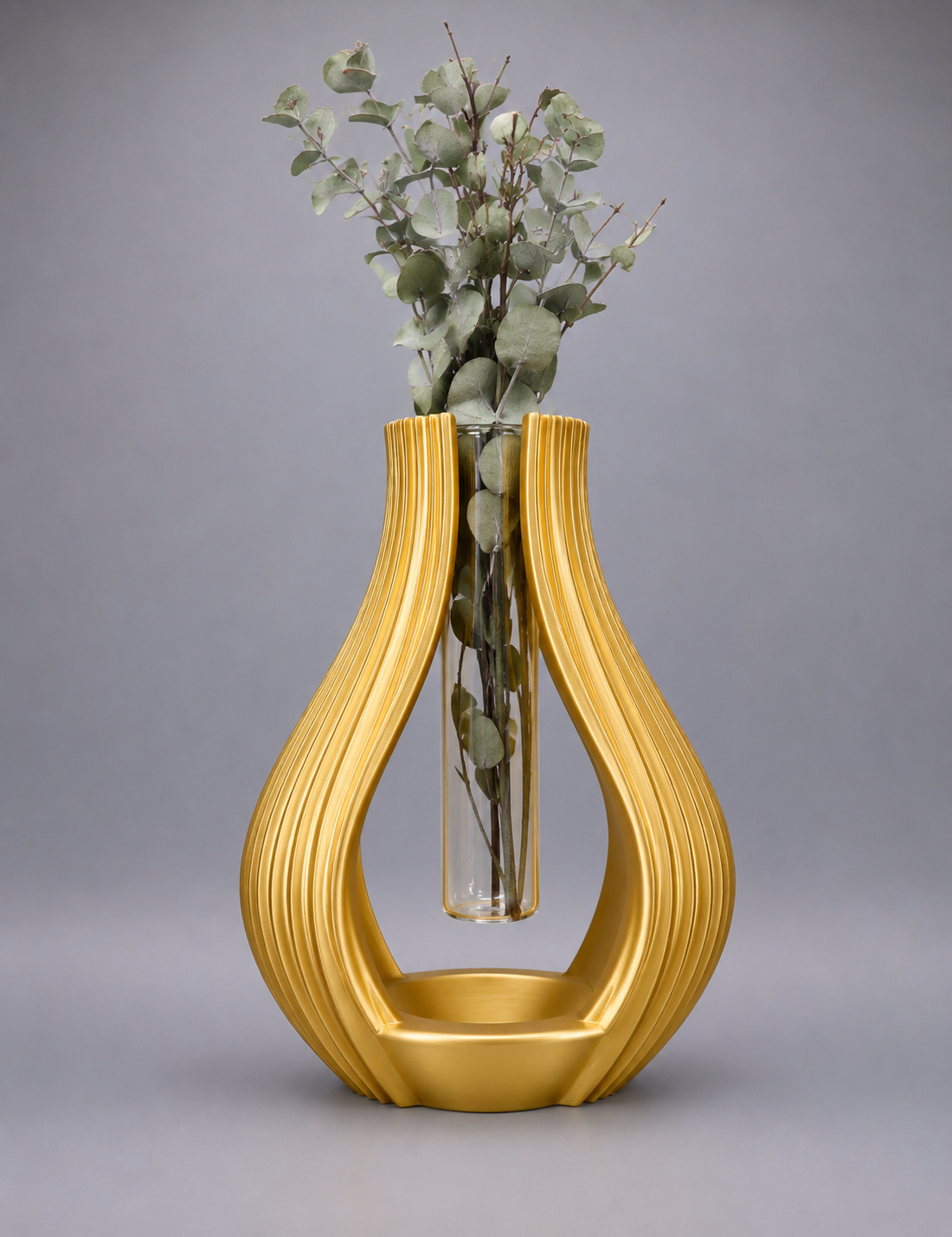 Silena Gold – moderne Designvase in edler Goldoptik mit Eukalyptuszweigen von Wälder Create, gefertigt im Bregenzerwald.
