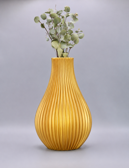 Silena Gold – moderne Designvase in edler Goldoptik mit Eukalyptuszweigen von Wälder Create, gefertigt im Bregenzerwald.