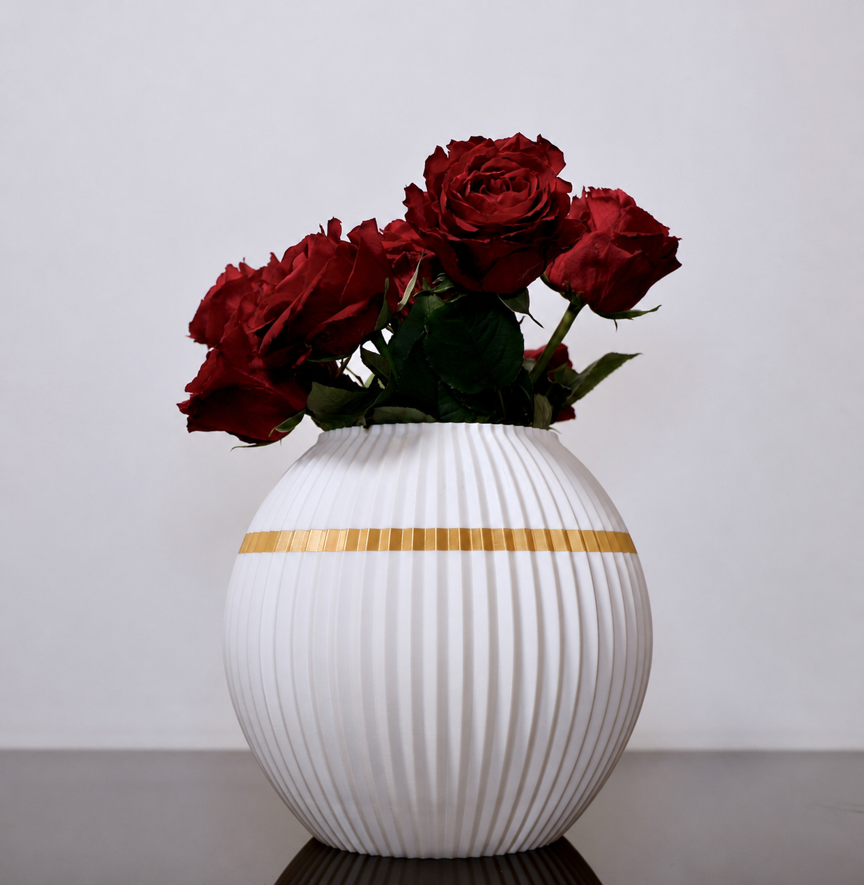 Elegante weiße 3D-gedruckte Vase mit goldenem Akzent und roten Rosen. Stilvolle Blumenvase als dekorativer Blickfang für Wohn- und Essbereiche.