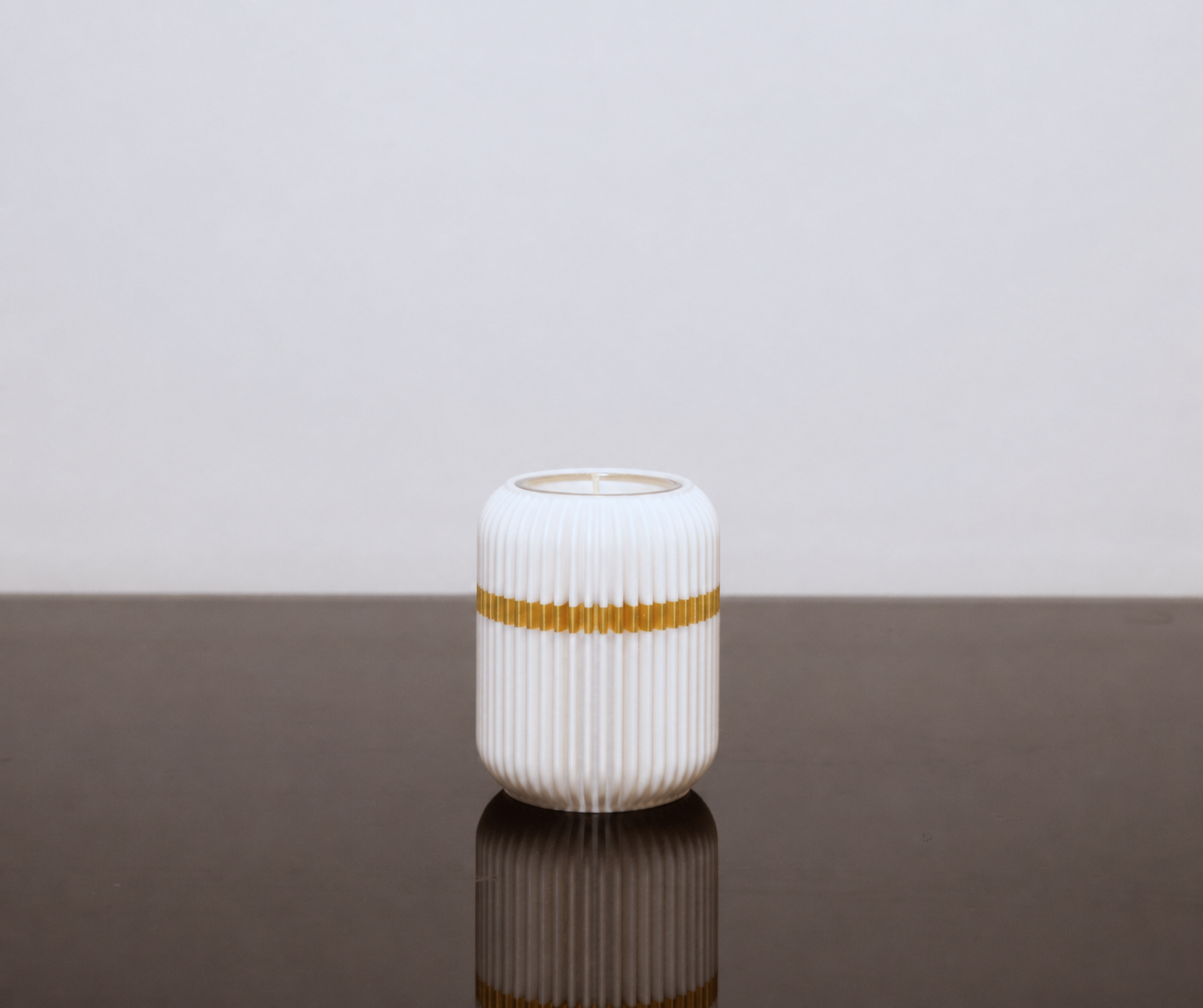 Moderner weißer 3D-gedruckter Kerzenhalter mit goldenem Akzent und Kerzeneinsatz als stilvolle Tischdekoration.