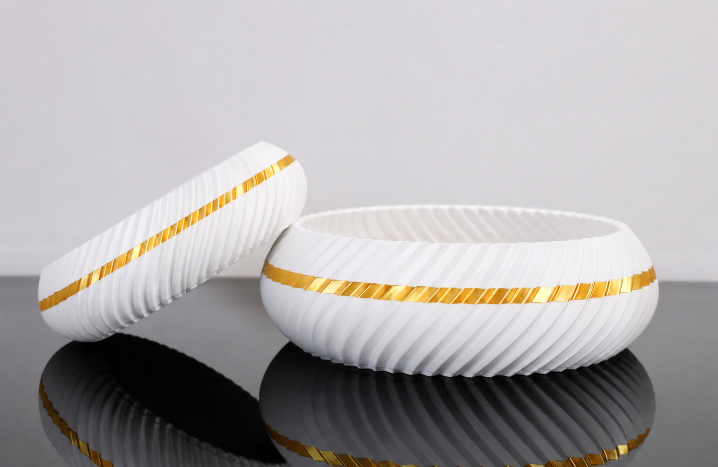 Moderne weiße 3D-gedruckte Dekoschale mit goldenem Akzent und geriffeltem Design als stilvolle Wohnraum-Dekoration.