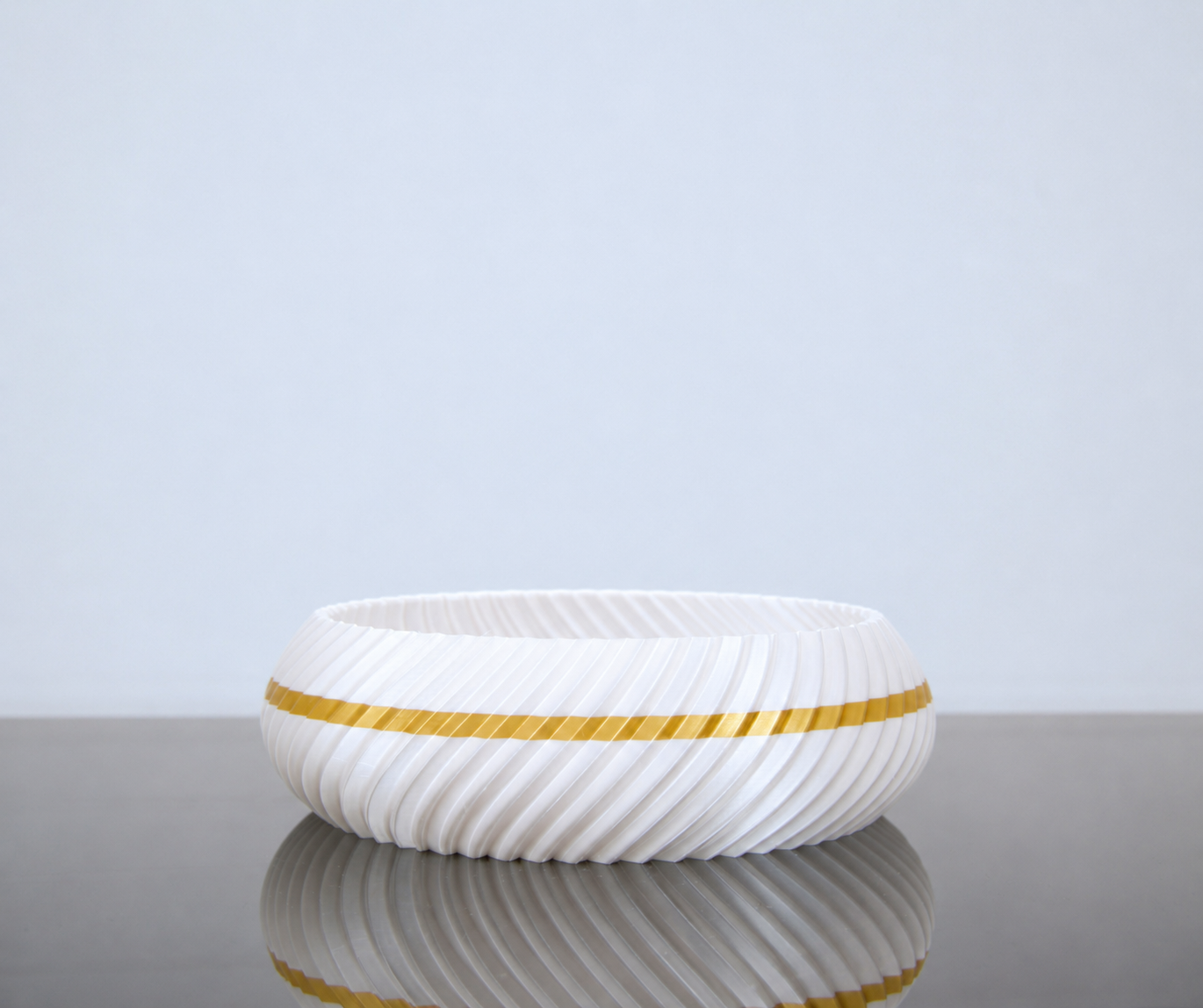 Moderne weiße 3D-gedruckte Dekoschale mit goldenem Akzent und geriffeltem Design als stilvolle Wohnraum-Dekoration.