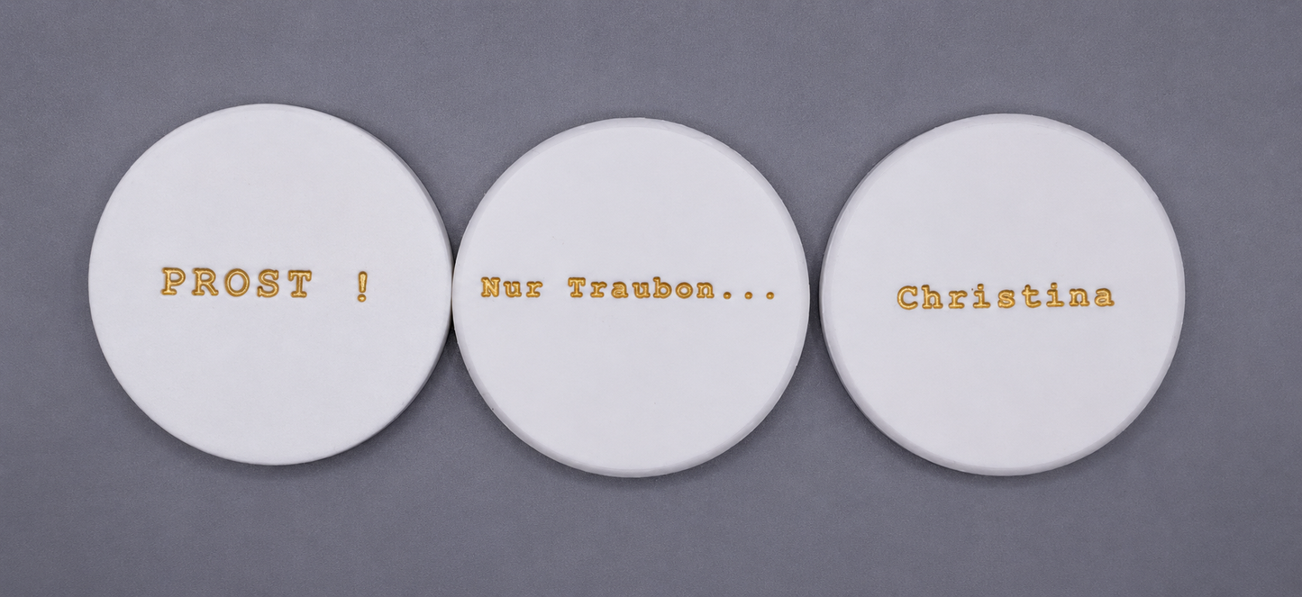 Personalisierter Weinkelch aus dem 3D-Drucker mit individuellem Namen oder Wunschtext. Erhältlich in Weiß-Gold, Schwarz-Gold oder Vollgold. Perfekt als Geschenk zur Hochzeit, zum Geburtstag, Jubiläum oder für besondere Feierlichkeiten. Modernes Design, hochwertige Verarbeitung und individuelle Gestaltung.