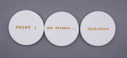 Personalisierter Weinkelch aus dem 3D-Drucker mit individuellem Namen oder Wunschtext. Erhältlich in Weiß-Gold, Schwarz-Gold oder Vollgold. Perfekt als Geschenk zur Hochzeit, zum Geburtstag, Jubiläum oder für besondere Feierlichkeiten. Modernes Design, hochwertige Verarbeitung und individuelle Gestaltung.